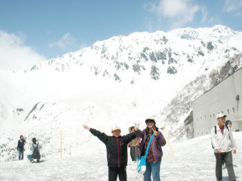 立山アルペンルートを行く