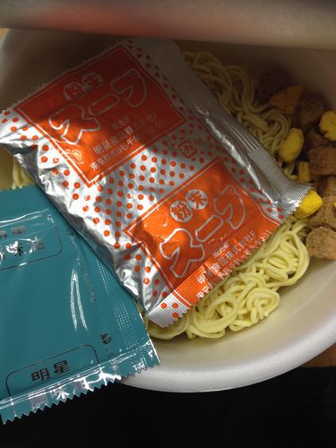 明星　黄金の一平ちゃん　鶏油白湯を頂く