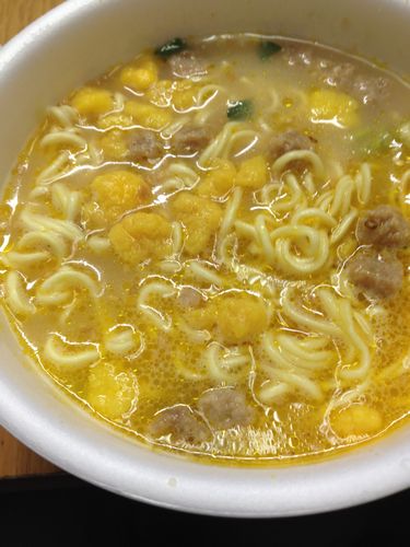 明星　黄金の一平ちゃん　鶏油白湯を頂く