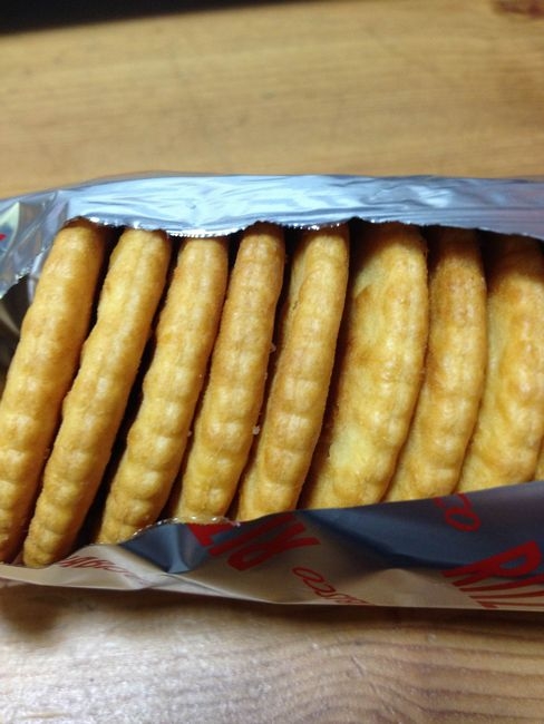 ナビスコリッツクラッカーの賞味期限2008年8月の保存缶を食べてみた