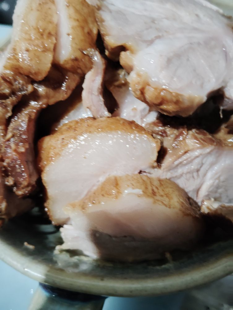 今月は還暦月。ロピアの豚肩ロースでチャーシュー作った。人生最高の出来になった！